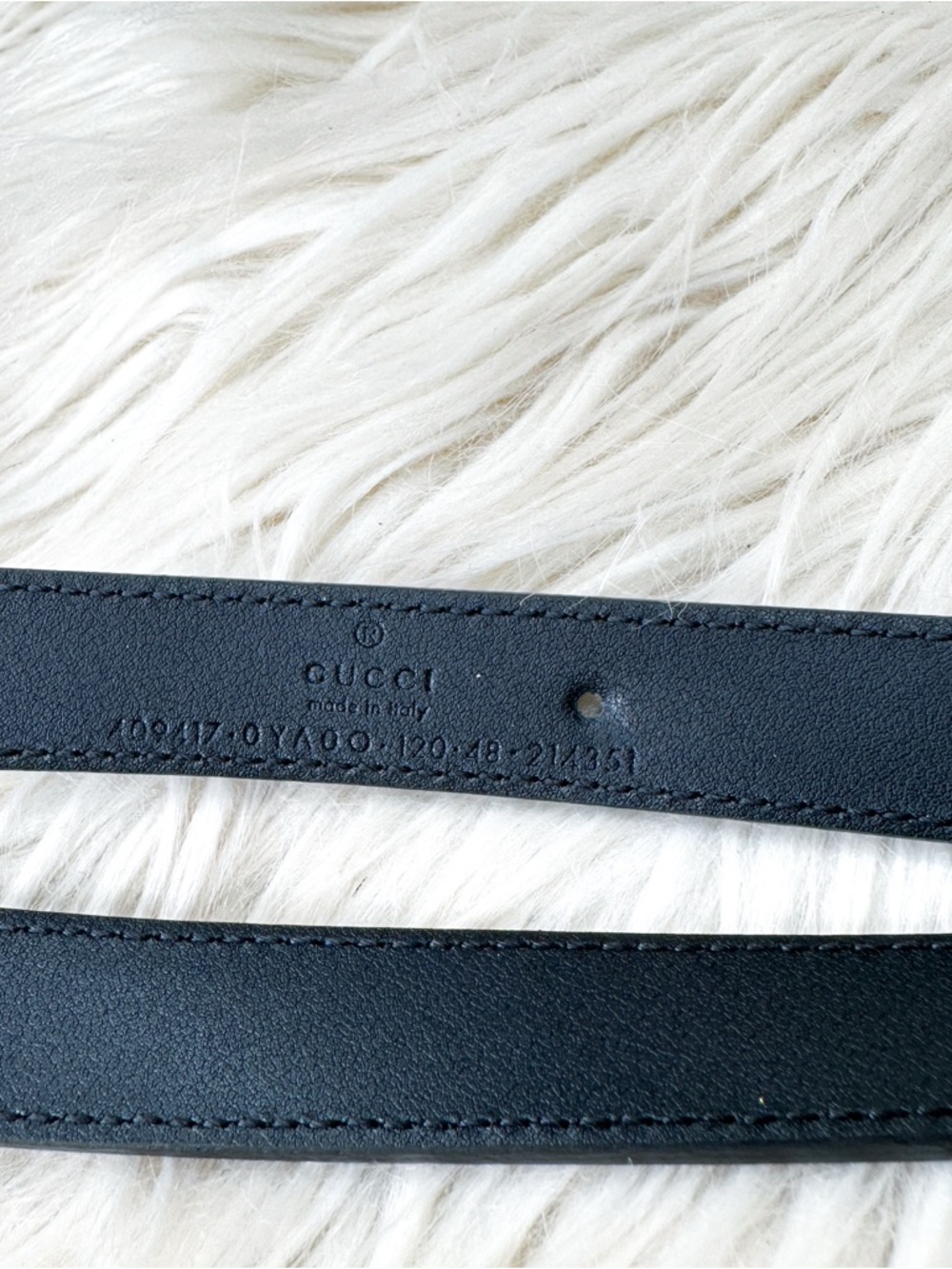 Authentic Gucci GG Marmont
Leather Thin Belt with shiny Gold
"GG" - Picture 6 of 8